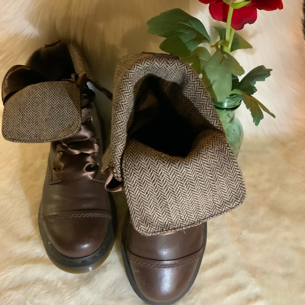 Dr MARTENS -  Brown combat boot with satin laces. Sz 5 - Picture 2 of 4